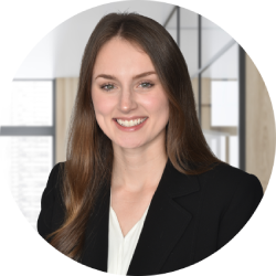 Holly – circular headshot